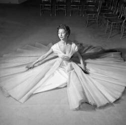 Mode Carven pour l'automne-hiver 1954 - 1955 (Rue des Archives) - Muzeo.com