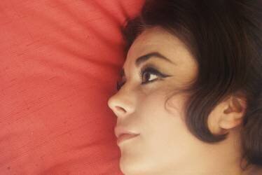 Natalie Wood à la maison, la tête sur l'oreiller (Orlando Suero) - Muzeo.com