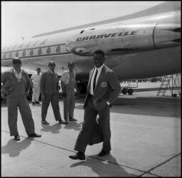 Pelé après son arrivée à l'aéroport de Linate (anonyme) - Muzeo.com