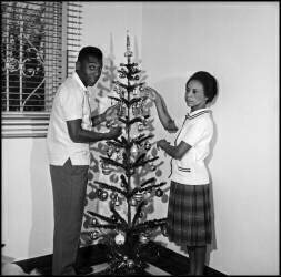 Pelé à la maison avec sa mère (anonyme) - Muzeo.com