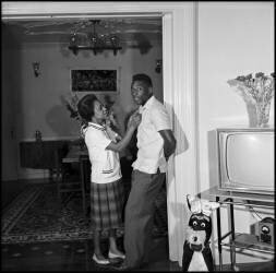 Pelé à la maison avec sa mère (anonyme) - Muzeo.com