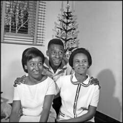 Pelé à la maison avec sa mère et sa sœur (anonyme) - Muzeo.com
