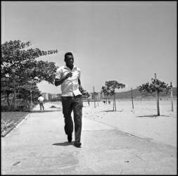 Pelé à la plage (anonyme) - Muzeo.com