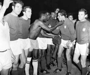 Pelé félicite un joueur portugais (anonyme) - Muzeo.com