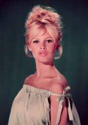 POUTING BARDOT (Hulton Archive) - Muzeo.com