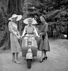 Présentation de Christian Dior Fashion à Paris le 12 juin 1950 : Mannequins portant des robes d’après-midi (Rue des Archives) - Muzeo.com