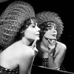 Présentation de Coiffures et Chapeaux à Paris le 10 février 1961: Coiffure de Roger Pasquier pour le modèle Marie-Christiane (Rue des Archives) - Muzeo.com