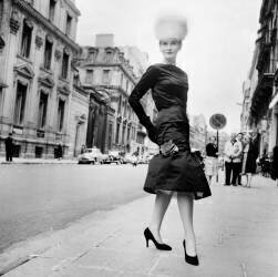 Présentation de la mode par Pierre Cardin pour l'hiver 1955/1956 (Rue des Archives) - Muzeo.com