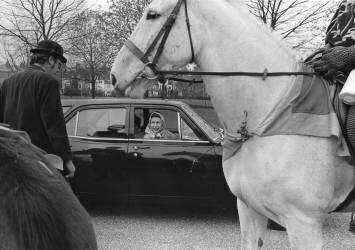 La reine Elizabeth II s'arrête pour discuter avec le forgeron Tom Bassett (Keystone) - Muzeo.com