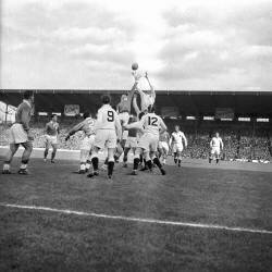 Rugby : Match entre la France et l'Angleterre à Colombes (Rue des Archives) - Muzeo.com