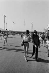 Sheila et Françoise Hardy à Saint-Tropez en 1965 (Reporters Associés) - Muzeo.com