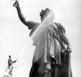 Statue de la République (Marianne) à Paris (Rue des Archives) - Muzeo.com