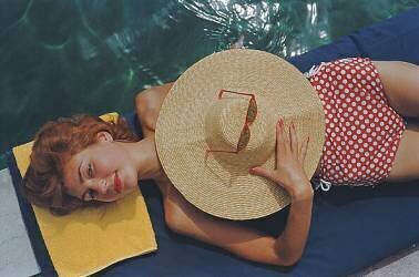 Sunbathing in Burgenstock (Slim Aarons) - Muzeo.com