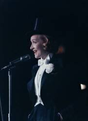 Top-Hatted Chanteuse (Slim Aarons) - Muzeo.com
