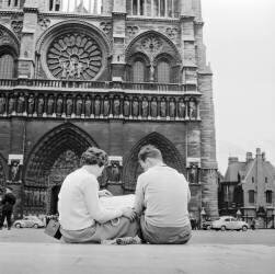 Touristes a Paris (Rue des Archives) - Muzeo.com