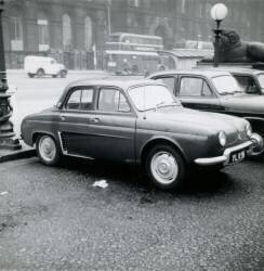 Une Renault Dauphine garée devant le St George's Hall à Liverpool (anonyme) - Muzeo.com