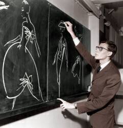 Yves Saint Laurent dessine sur des modèles de tableau noir (Rue des Archives) - Muzeo.com