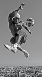 Aerial dance with a soccer ball (Rodrigo Marin) - Muzeo.com