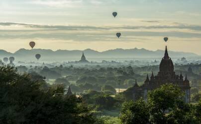 Ballons sur les temples (Mieke Suharini) - Muzeo.com