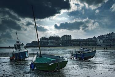 Bateaux échoués sur une plage urbaine, Broad Stairs, île de Thanet, Royaume-Uni (Chris Clor) - Muzeo.com