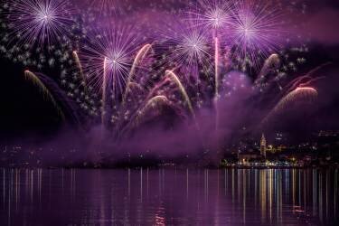 Fireworks Lake Pusiano (Roberto Marini) - Muzeo.com