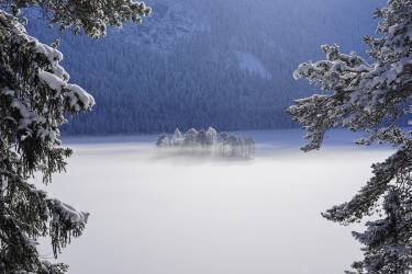 Fog over frozen lake (Norbert Maier) - Muzeo.com