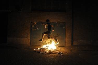Garçon sautant par-dessus un feu de joie, Téhéran, Iran (Fred Dufour) - Muzeo.com