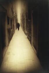 Homme descendant une ruelle (Charles Klein) - Muzeo.com