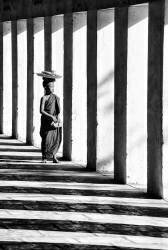 Jeune moine bouddhiste en route pour déjeuner, Mandalay, Birmanie / Myanmar (John Warburton-Lee) - Muzeo.com
