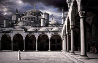 Lady and the mosque (Daniel Murphy) - Muzeo.com