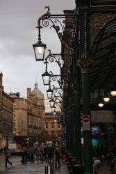 Lampes traditionnelles dans une rue près de la gare centrale, Glasgow (Michael Pasdzior) - Muzeo.com