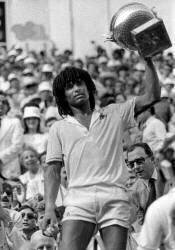 Le tenissman français Yannick Noah soulevant la coupe de l'Open de France Roland Garros le 6 juin 1983 (Rue des Archives) - Muzeo.com
