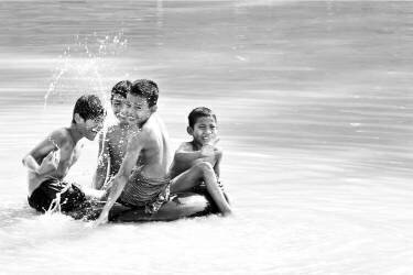 Les baigneurs – Cambodge (Chrystèle Lacène) - Muzeo.com