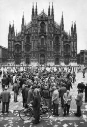 Manifestation du 'MSI' devant le Dôme de Milan (Hervé Gloaguen) - Muzeo.com