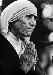 Mère Teresa ne veut pas se retirer malgré ses 2 attaques (Rue des Archives) - Muzeo.com