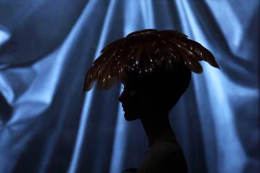 Modèle présentant une création du designer britannique John Galliano pour Christian Dior (François Guillot) - Muzeo.com