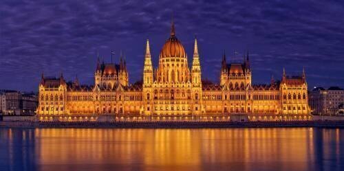 Night in parliament (Javier del Puerto) - Muzeo.com