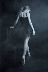 On tip toes (Olga Mest) - Muzeo.com