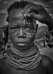 Painting the face of a karo tribe girl (Omo Valley-Ethiopia) (Joxe Inazio Kuesta) - Muzeo.com