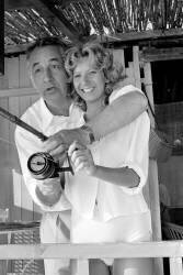 Philippe Noiret et Fiona Gelin dans Le grand carnaval (Collection Christophel) - Muzeo.com