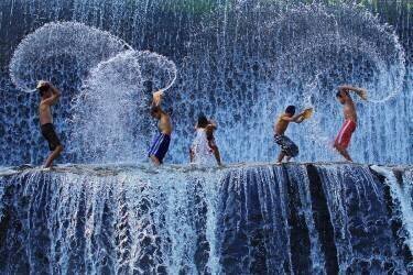 Playing with splash (Angela Muliani Hartojo) - Muzeo.com