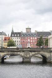 Pont de marbre et bâtiments pittoresques sur le canal Frederiksholms, Copenhague (Kathryn Sheldon) - Muzeo.com