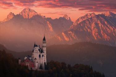 Red morning above the castle (Daniel Řeřicha) - Muzeo.com