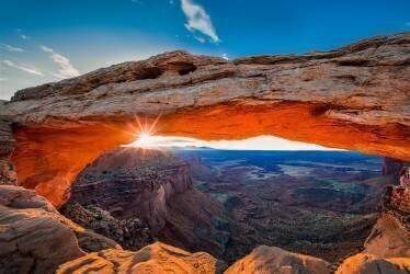 Sunrise at Mesa Arch (Michael Zheng) - Muzeo.com
