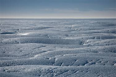 Surface d'un Iceberg tabulaire au large de Terre Neuve ; Nommé Iceberg Petermann (Jean-Jacques Pangrazi) - Muzeo.com