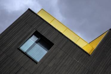 The yellow balcony (Jef van den Houte) - Muzeo.com