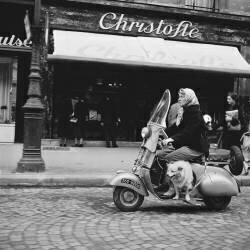 Un scooter Vespa rue Royale (Keystone) - Muzeo.com