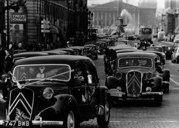 50 ans de la traction Citroën à Paris en 1984 (Keystone) - Muzeo.com