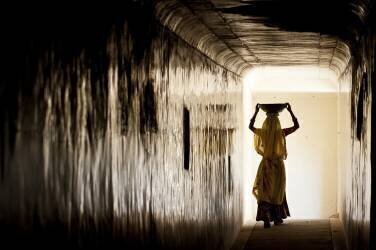 Woman in a corridor of Amber Fortress, Jaipur India (Patrick Hochner) - Muzeo.com