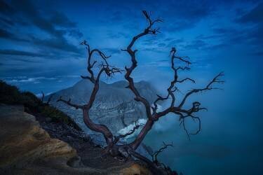 Blue hour in Ijen Crater - Banyuwangi (Eindri Said Marcos) - Muzeo.com